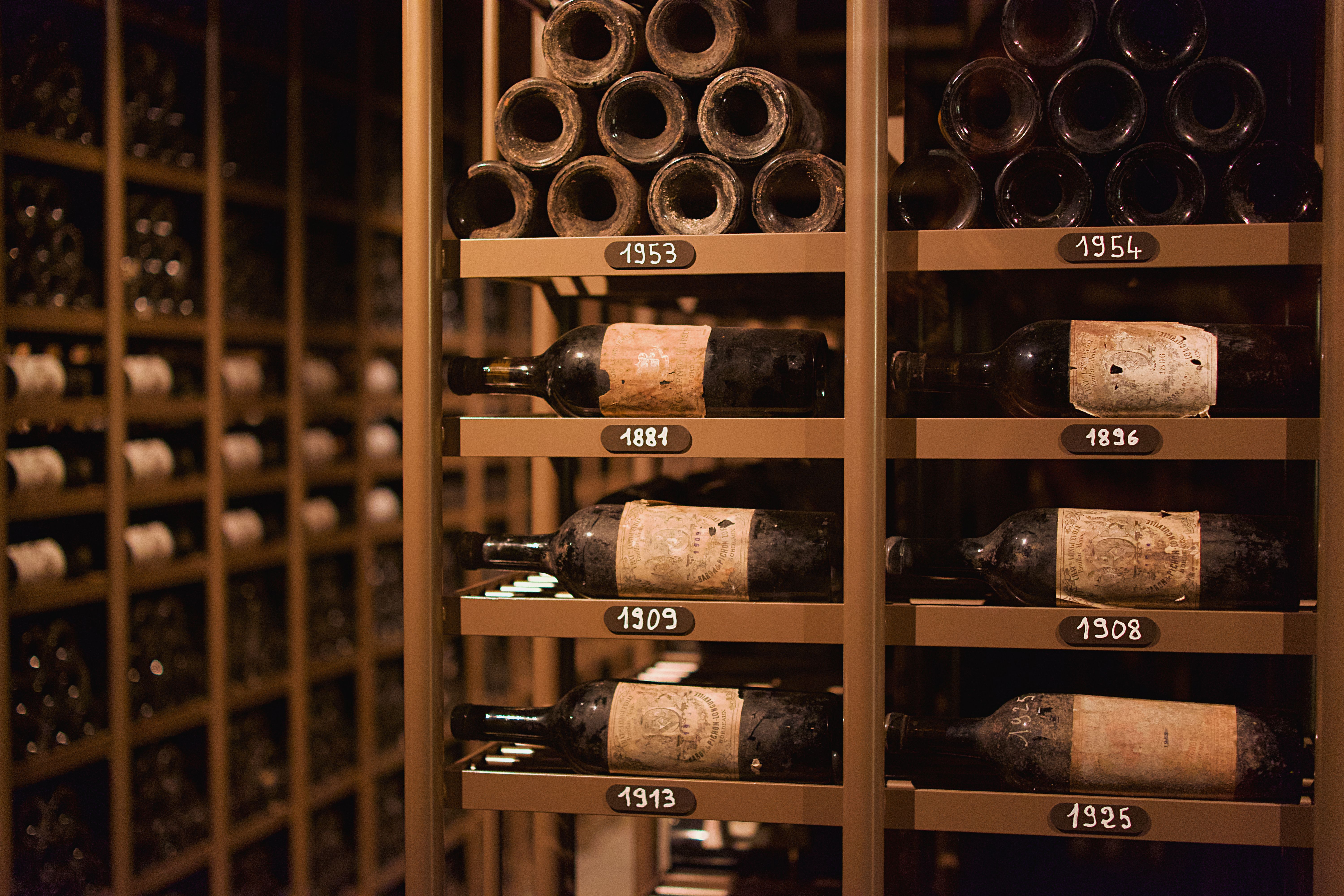 Bottiglie storiche custodite nella cantina sotterranea Tenuta Monis